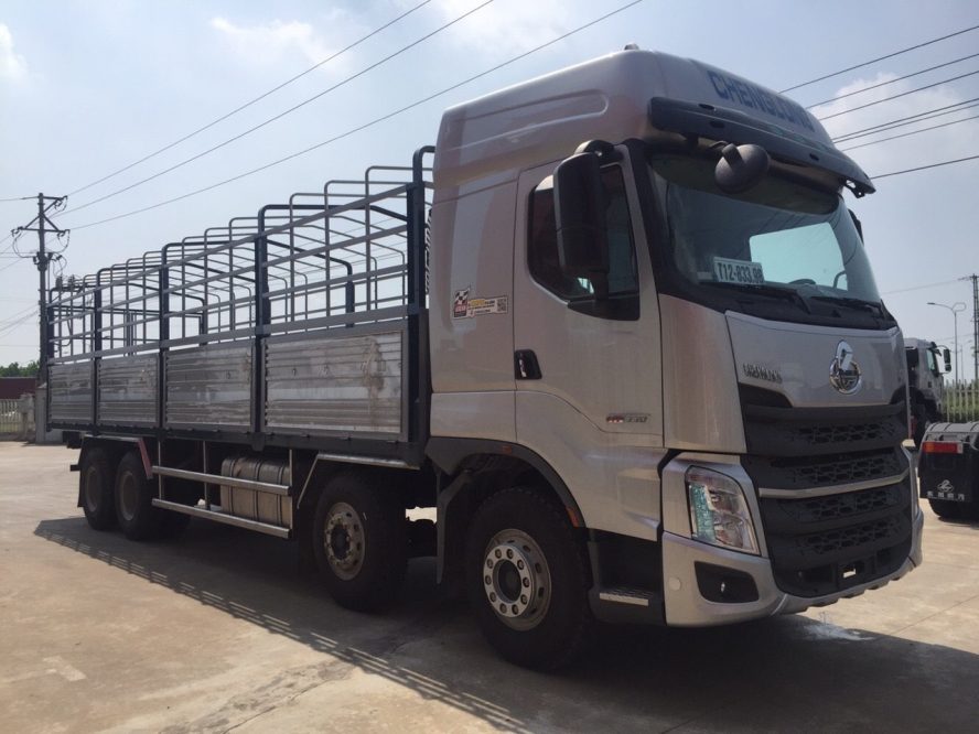 Xe tải thùng mui bạt Chenglong H7 8×4 330HP có đặc điểm gì?